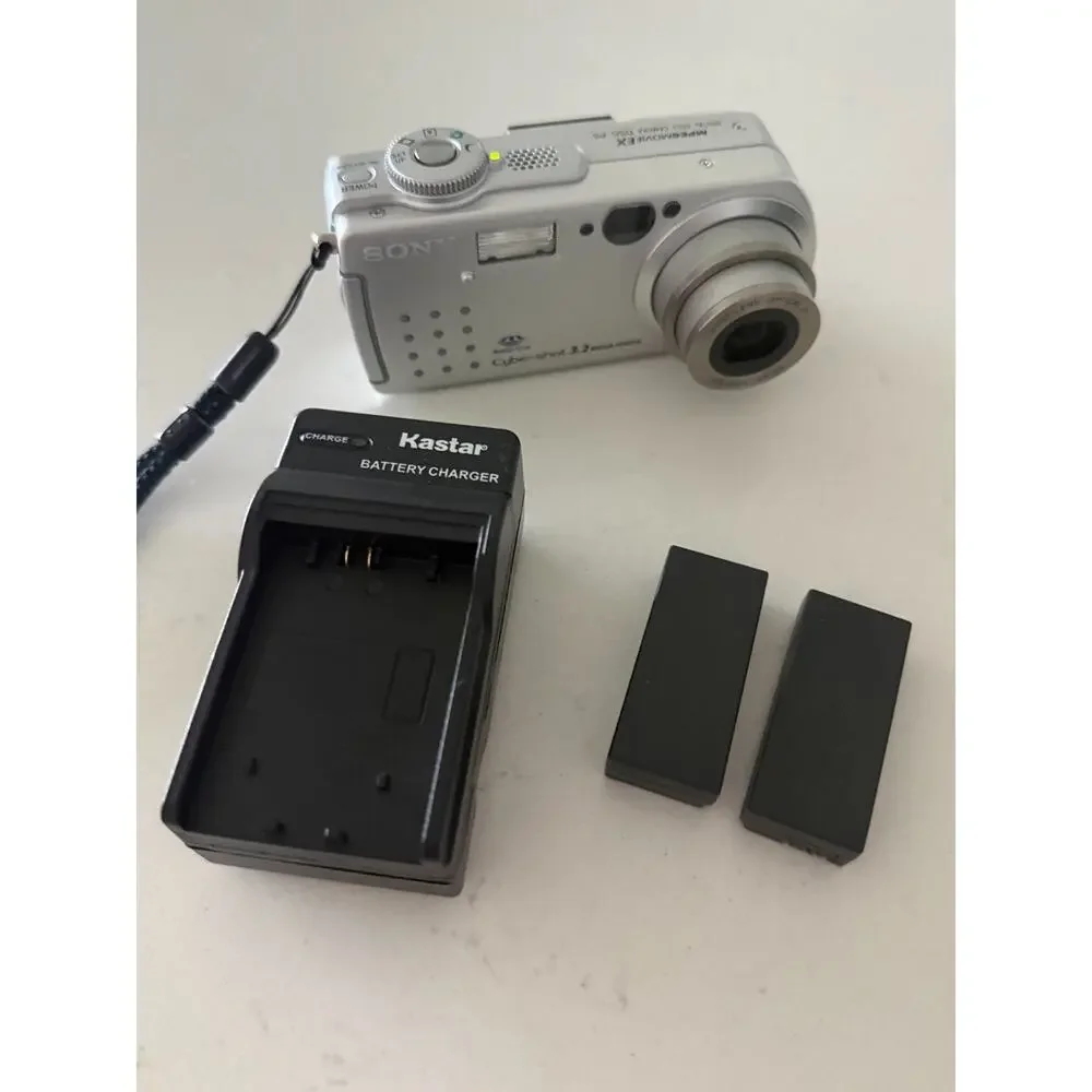 Sony Cyber-shot DSC-P5 3.2MP Digital Camera Tested w/ Charger 3 Batteries Case